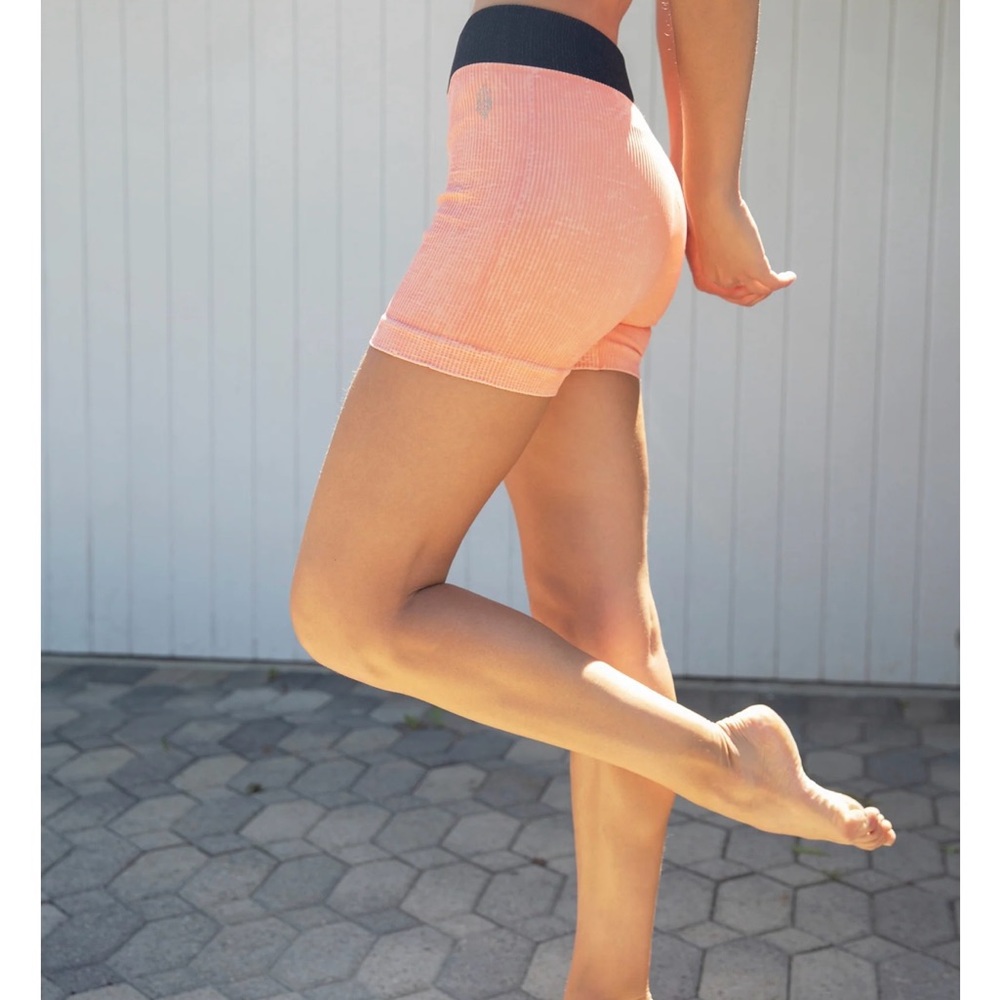Free People SEAMLESS SHORT - CORAL REEF - NWT - Picture 3 of 6
